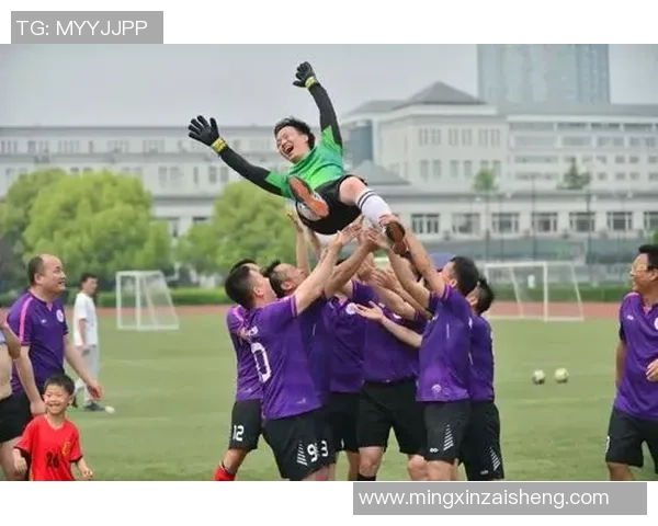 成都足球队默契配合揭秘：如何在赛场上展现团队精神与战术智慧